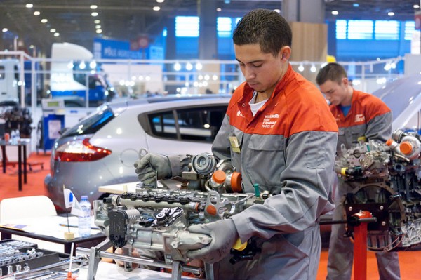 Jeunes technicien automobile