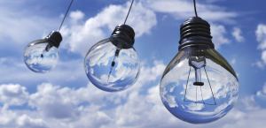 Ampoules translucides sur un ciel bleu parsemé de nuages