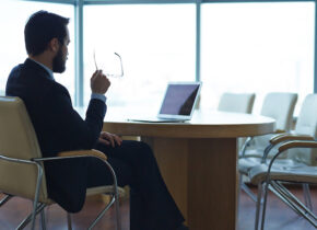 Businessman assis à un bureau