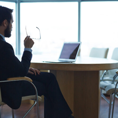 Businessman assis à un bureau