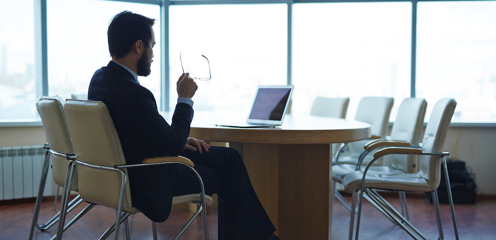 Businessman assis à un bureau