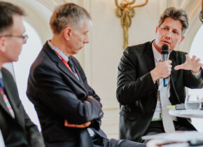 Table-ronde avec 3 personnes